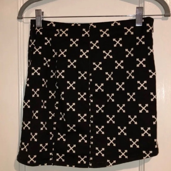 H&M Black and white X pattern zip front skirt - Picture 5 of 7